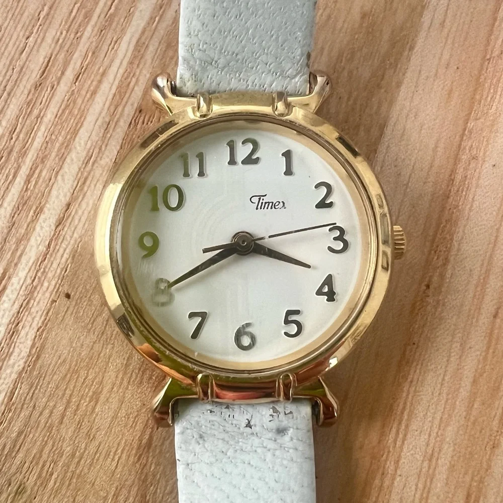Vintage Timex ladies gold tone white leather dress watch NEW BATTERY